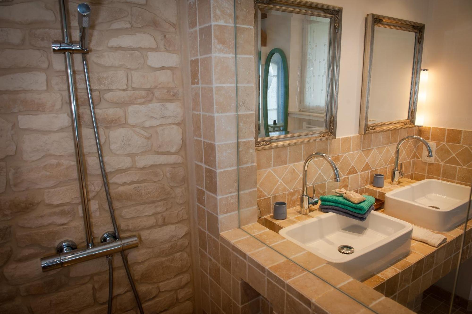 Les 4 Elements Bed & Breakfast Tourrettes-sur-Loup Rom bilde
